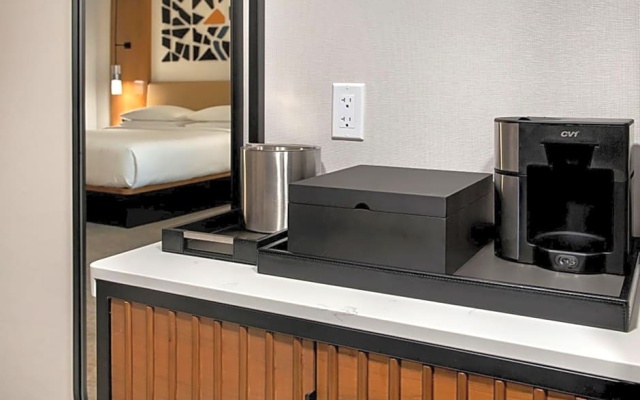 Standard Quadruple room with city view