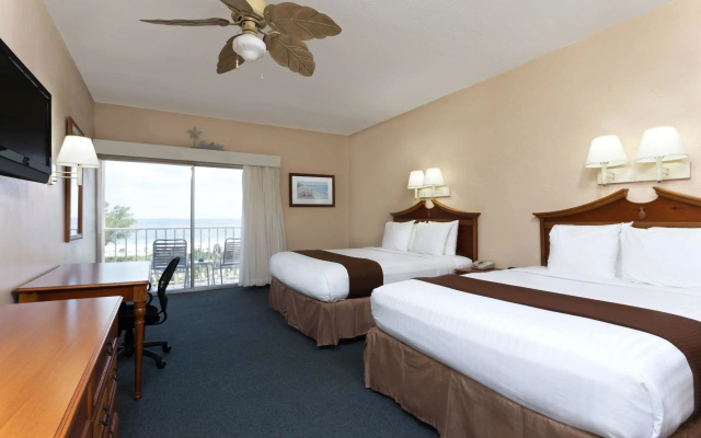 Standard Quadruple room with pool view
