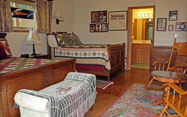 Standard Quadruple room with land view