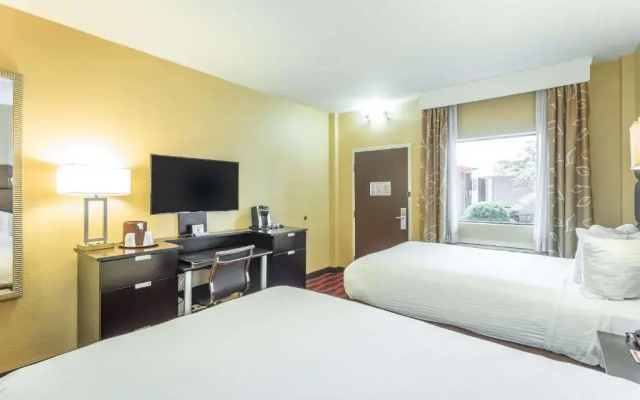 Standard Quadruple room with courtyard view