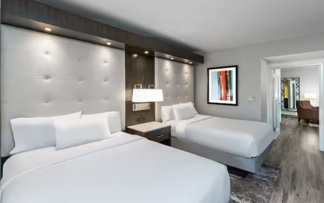 Corner Premium Accessible Suite
