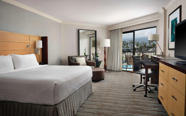 Executive Twin room with pool view