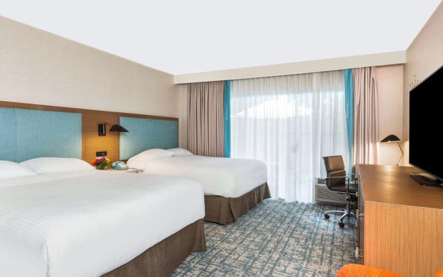 Standard Twin room with partial park view