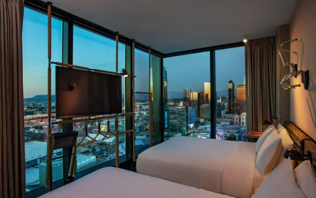Corner Twin room with city view
