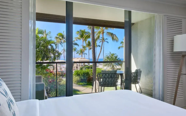 Twin room with balcony and with partial ocean view