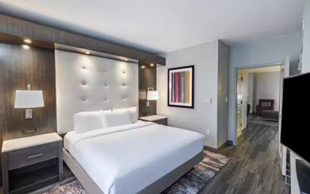 Corner Premium Accessible Double Suite