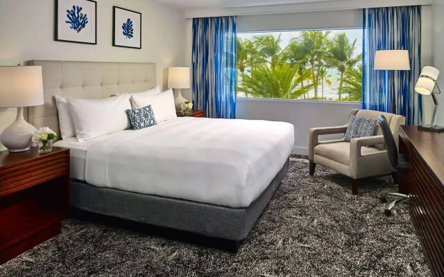 Deluxe Ocean Curve room