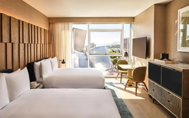 Premium Mobility Accessible Tub Twin room with view