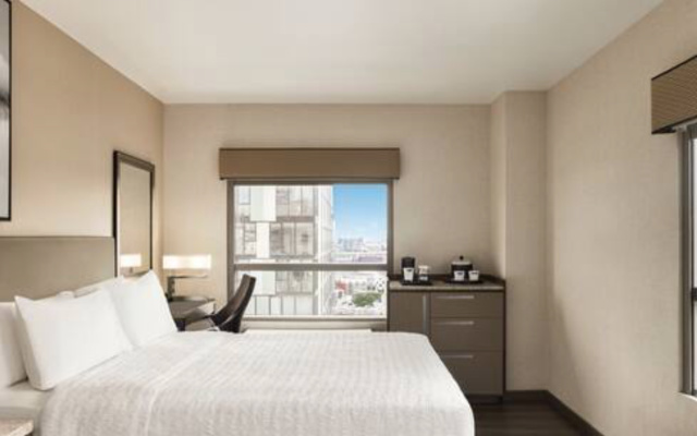 Mobility/Hearing Accessible Double room with city view