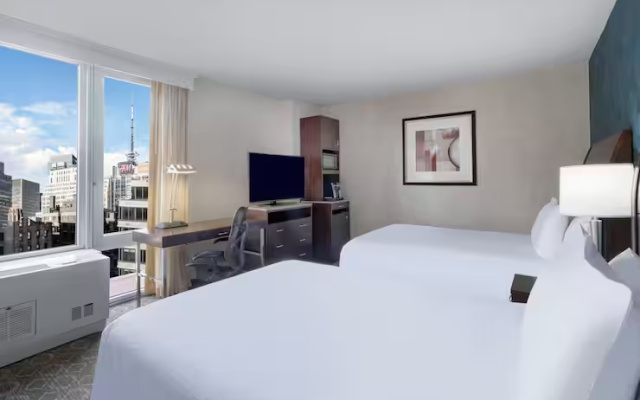 Twin room with city and Seasonal Parade views