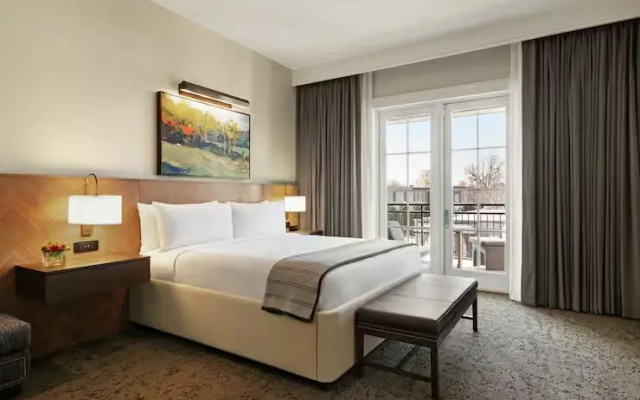 Hearing Accessible Guest room with balcony