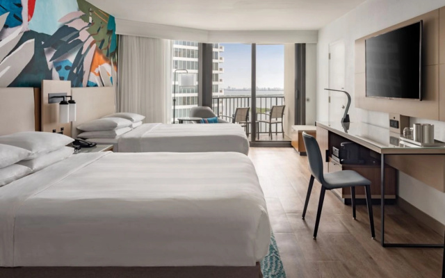 Twin room with balcony and with partial bay view