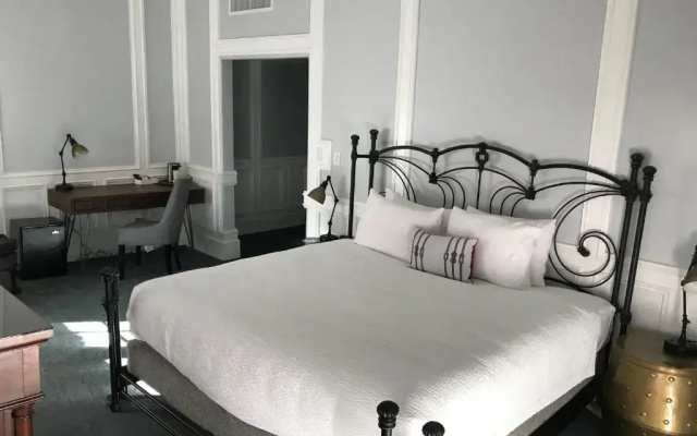 Historic ADA Accessible Double room with city view