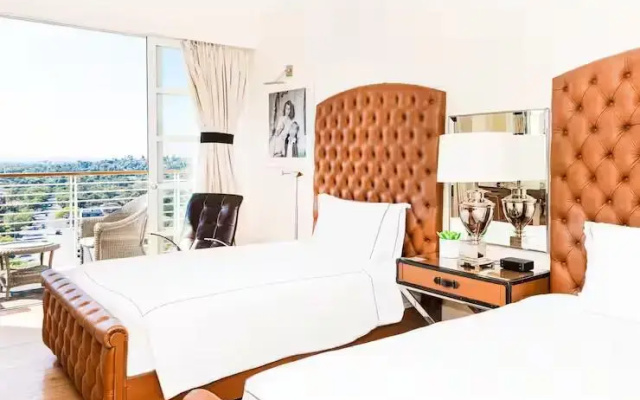 Deluxe Twin room with Los Angeles view