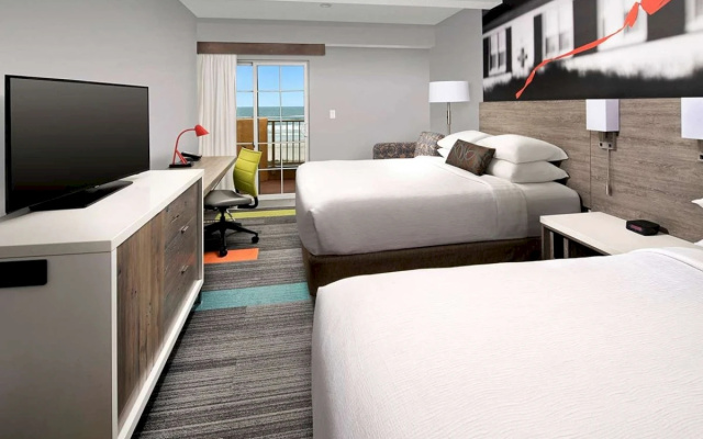 Twin room with balcony and oceanfront