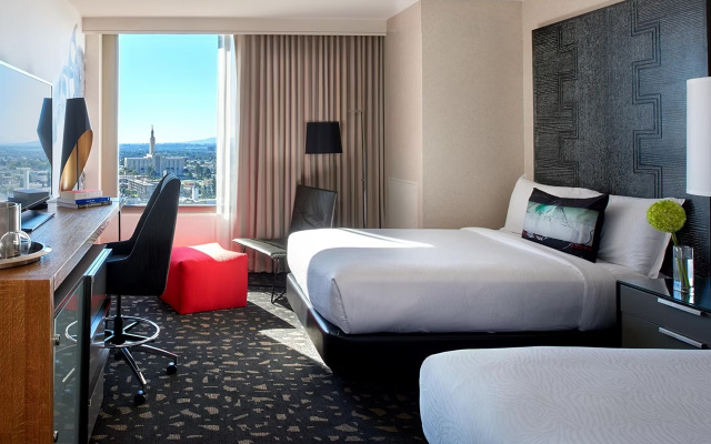 Twin room with Skyline View