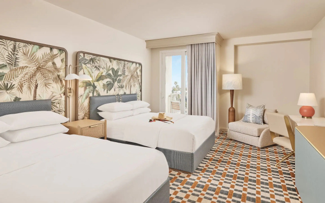 Twin room with balcony and with partial ocean view