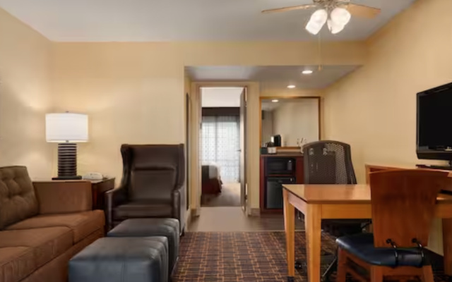 1 Bedroom Mobility Access with Roll-in shower Double Suite