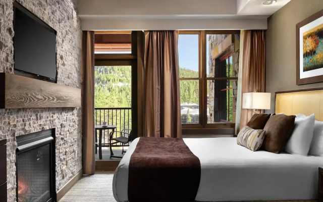 2 Bedrooms Den Villa