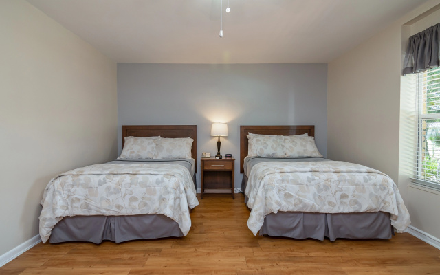 Guest room Poolside