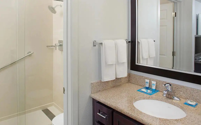 2 Bedrooms Accessible Sextuple Suite