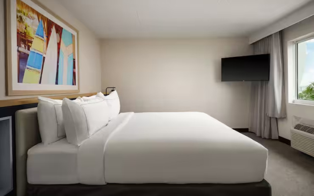 Two-room High Floor Double Suite with balcony and with partial ocean view
