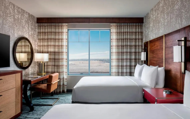 Twin room with partial mountain view