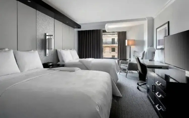 High Floor Twin room with balcony and Monument View