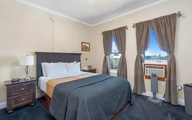 Queen room