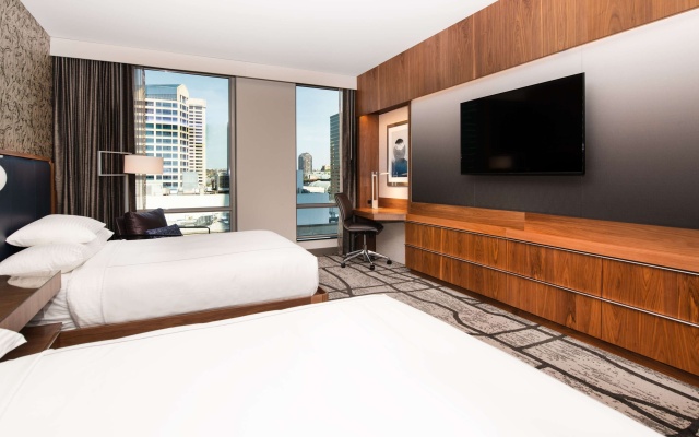 Deluxe Mobility Accessible with Roll-in Shower Twin room with city view