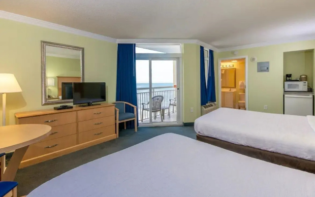 Twin room with partial ocean view