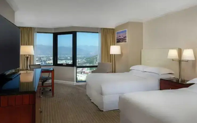 Twin room with Universal Studio view