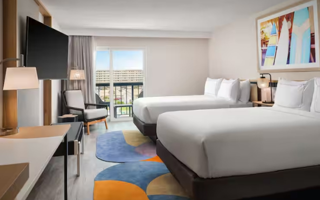 High Floor Twin room with balcony and with partial ocean view