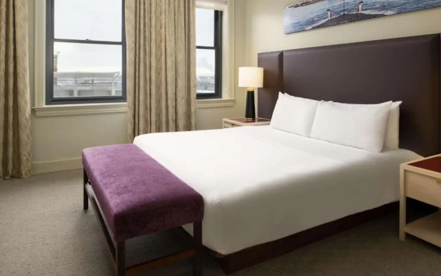 2 Bedrooms Corner Quadruple Suite with city view