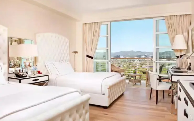 Deluxe Twin room with Beverly Hills view