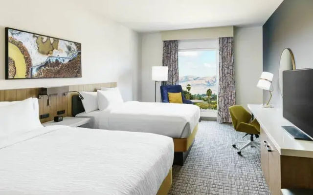 Twin room with mountain view