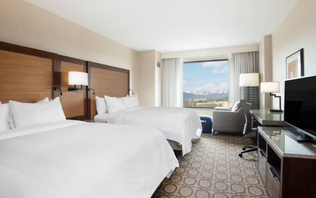 Guest room with mountain view