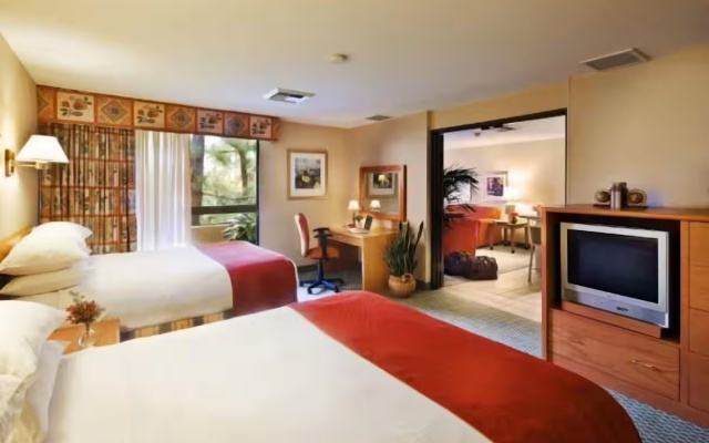 1 Bedroom Building 2 Twin Suite with pool view