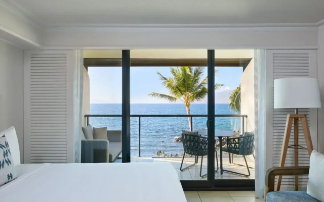 Twin room with balcony and oceanfront