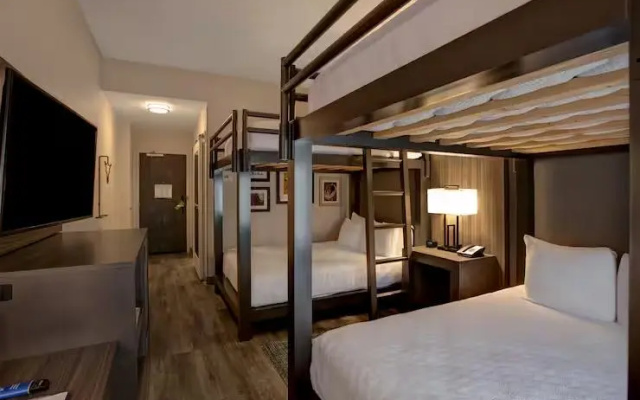 Sextuple room