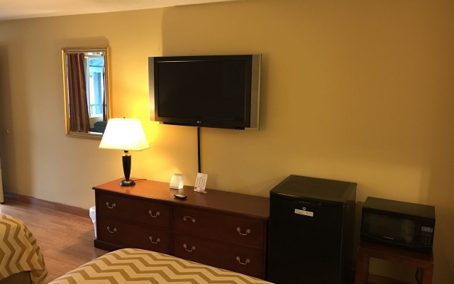 photo 4 of Travelodge by Wyndham Tacoma Near McChord AFB