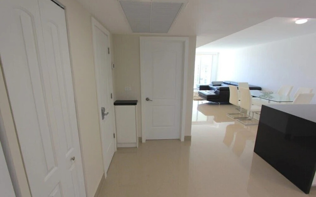 photo 3 of 1 Bedroom + Den Bay View Apartment Or1610