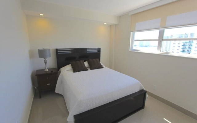 photo 4 of 1 Bedroom + Den Bay View Apartment Or1610
