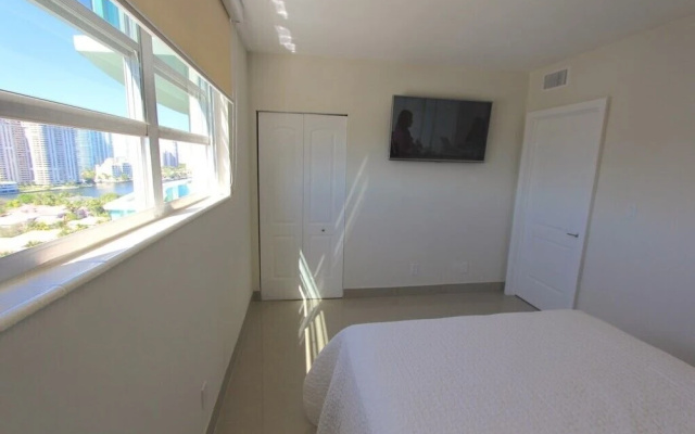 photo 5 of 1 Bedroom + Den Bay View Apartment Or1610