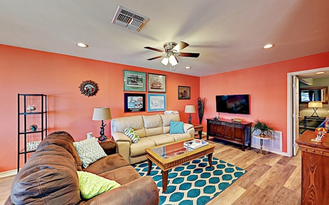 photo 2 of 1313 S Magnolia St Home - 3 Br home by RedAwning