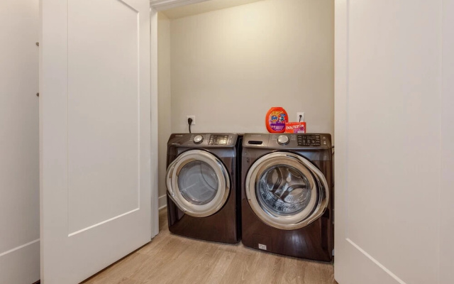 photo 2 of 1br Furnished Apartment In Charlotte Near Uptown Area 1 Bedroom Apts by Redawning