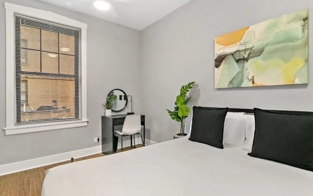 photo 3 of 1BR Magnificent Apt in Belmont Chicago