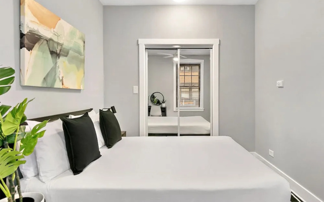 photo 4 of 1BR Magnificent Apt in Belmont Chicago