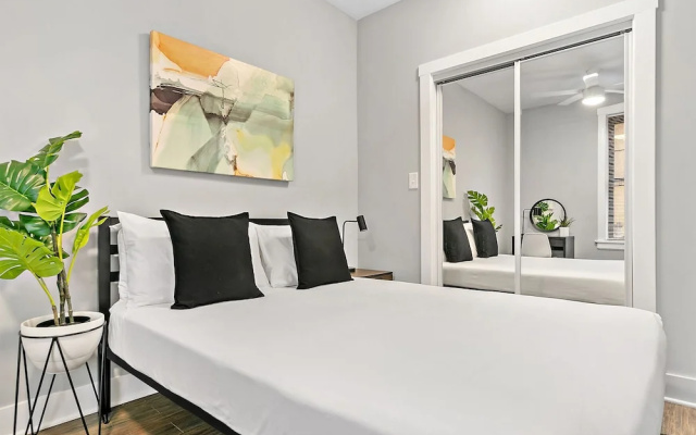 photo 5 of 1BR Magnificent Apt in Belmont Chicago