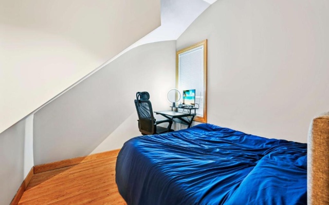 photo 5 of 2 Bed Apt w/ Office, Free Parking, Near Wrigley